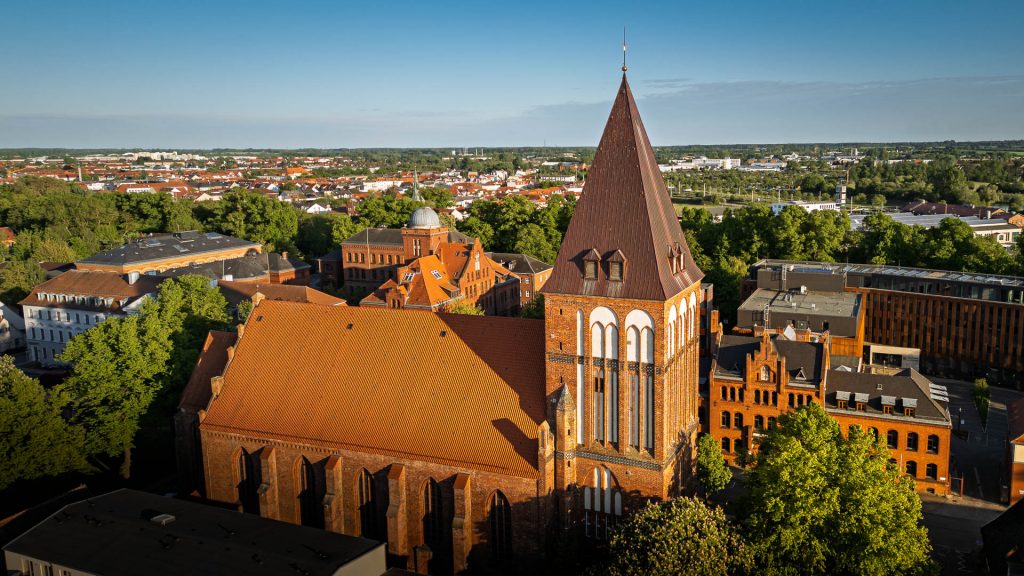 Die St. Jacobi Kirche Greifswald aus der Luft inmitten in der Stadt